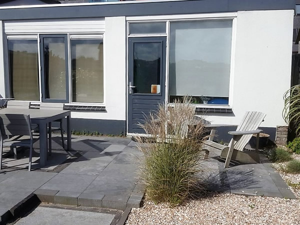 Ferienhaus Duinzand: Terrasse mit Gartenmöbeln vor dem Haus