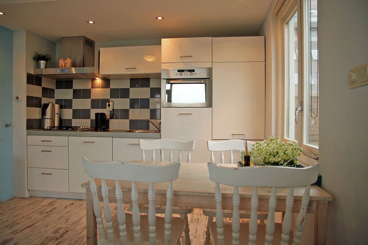 Keuken met eethoek en witte stoelen