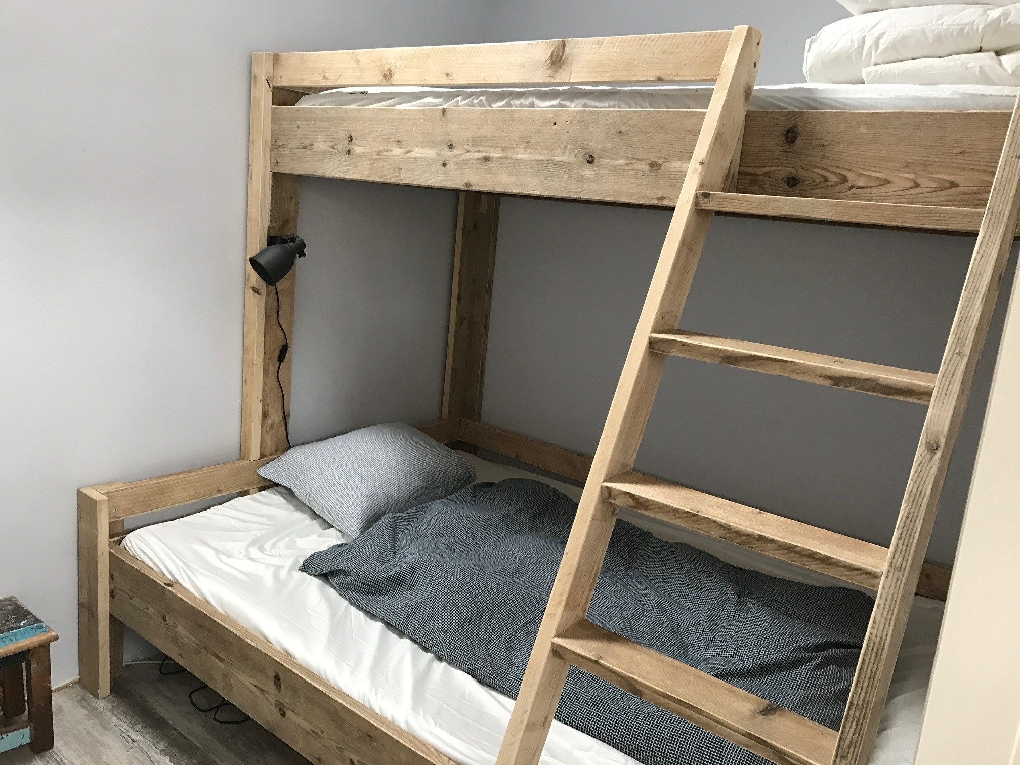 Stapelbed voor drie personen van steigerhout