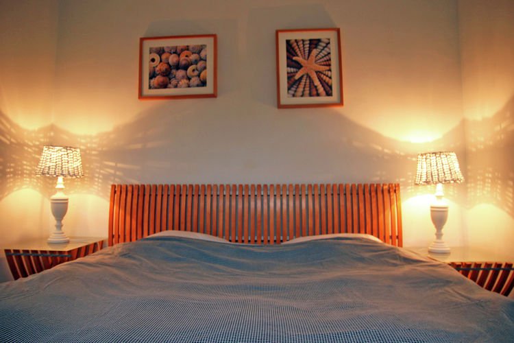 Slaapkamer met tweepersoonsbed en sfeerverlichting